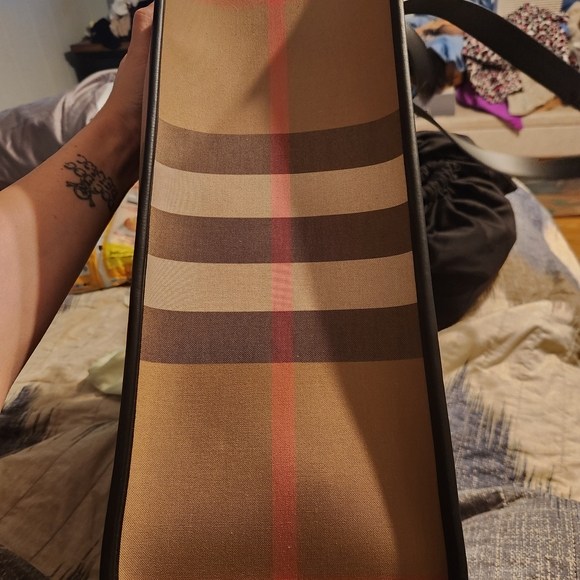 Classic Burberry Tote Bag in Beige and Black - Picture 5 of 9